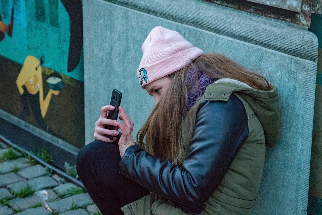 大爷给地铁上站着学习的女孩让座，网友点赞，这才是真正的让座